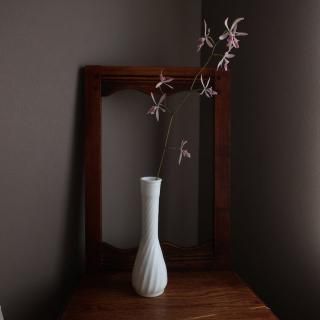 Vintage milk glass flower vase (A965)