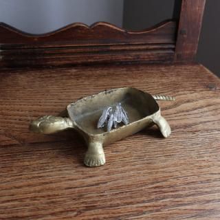 Vintage Turtle motif brass object (A991)