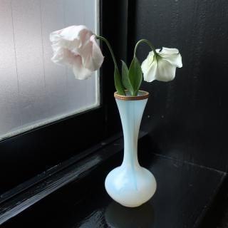 Vintage Opalescent Glass Flower Vase (B037)