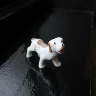 Vintage made in JAPAN Ceramic Dog Mini Figurine Object (B053)