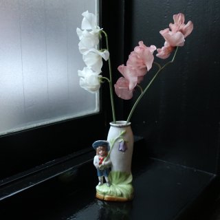 Vintage Porcelain Figurine Small Flower Vase (B058)