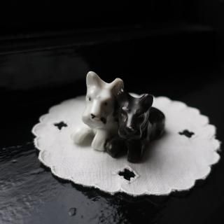 Vintage made in JAPAN Ceramic Dog Mini Figurine Object (B081)