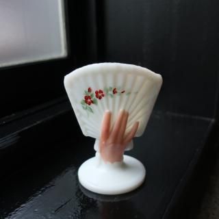 Vintage Milk Glass Hand Motif stand(B082)