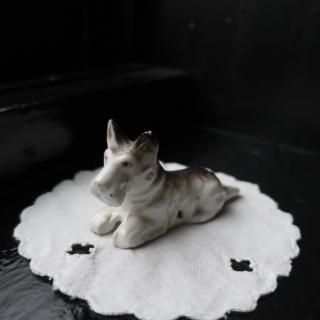 Vintage made in JAPAN Ceramic Dog Mini Figurine Object (B104)