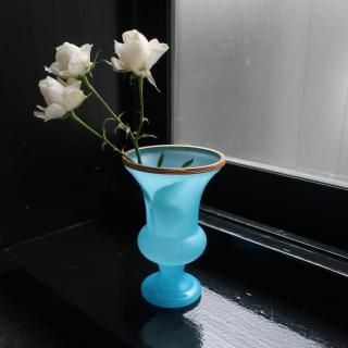 Vintage Blue Opalescent Glass Flower Vase (B126)