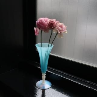 Vintage Blue  Opalescent Glass Flower Vase (B129)