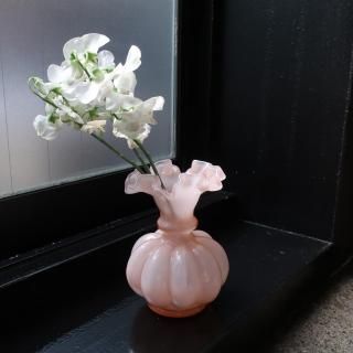Vintage Fenton Melon Rose Overlay Ruffled flower vase (B178)