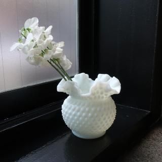 Vintage Fenton Milk Glass Ruffled White Hobnail Rose Bowl flower vase (B179)