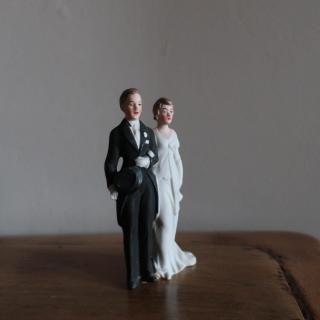 Vintage Ceramic Wedding cake topper object figurine (B194)