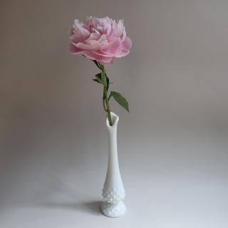 Vintage Fenton Milk Glass Hobnail Swung Bud flower vase (B197)