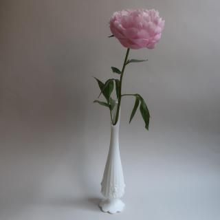 Vintage Fenton Milk Glass Cabbage Rose Swung Bud flower vase (B198)