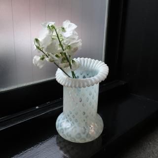Vintage White Opalescent Diamond Lase Flower Vase (B207)