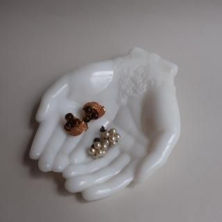 Vintage AVON Milk Glass Hand Motif Soap Dish Trinket Jewelry Holder(B334)