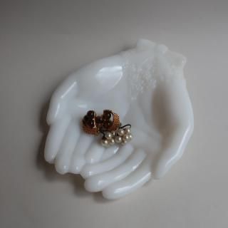 Vintage AVON Milk Glass Hand Motif Soap Dish Trinket Jewelry Holder(B335)