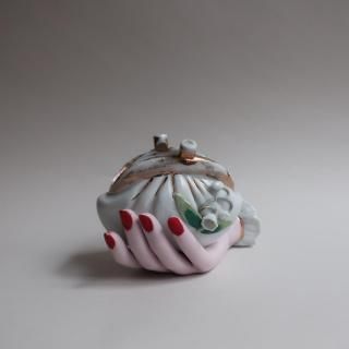 Vintage 1950s Ceramic Hand Holding Coin Purse lily of the valley Flowers Vase(B342)