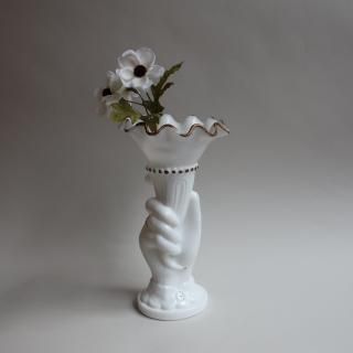 Vintage RARE Milk Glass Hand Holding Cornucopia Motif Flower Vase (B349)