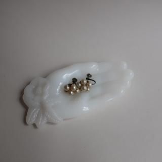 Antique McKee Milk Glass Hand Motif Trinket Jewelry Dish/Holder(B359)