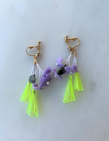 rare bird- レアバード　PVCフラワーのピアス/イヤリング purple×neon yellow - THE MANA STORE