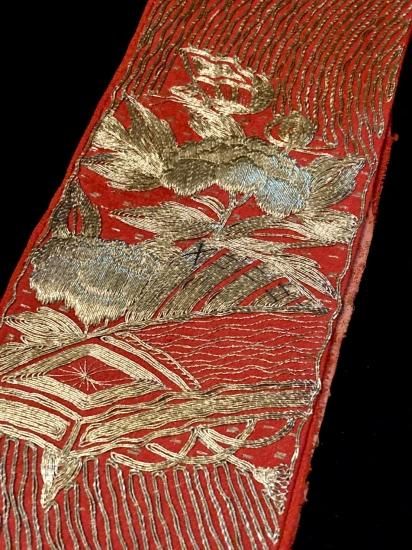 赤縮緬 琴に檜扇・牡丹に蝶文様 金駒刺繍 半襟」 - 正尚堂 赤縮緬 琴に檜扇・牡丹に蝶文様 金駒刺繍 半襟」 - 正尚堂