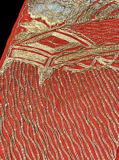 赤縮緬 琴に檜扇・牡丹に蝶文様 金駒刺繍 半襟」 - 正尚堂 赤縮緬 琴に檜扇・牡丹に蝶文様 金駒刺繍 半襟」 - 正尚堂