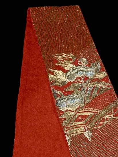 赤縮緬 琴に檜扇・牡丹に蝶文様 金駒刺繍 半襟」 - 正尚堂 赤縮緬 琴に檜扇・牡丹に蝶文様 金駒刺繍 半襟」 - 正尚堂