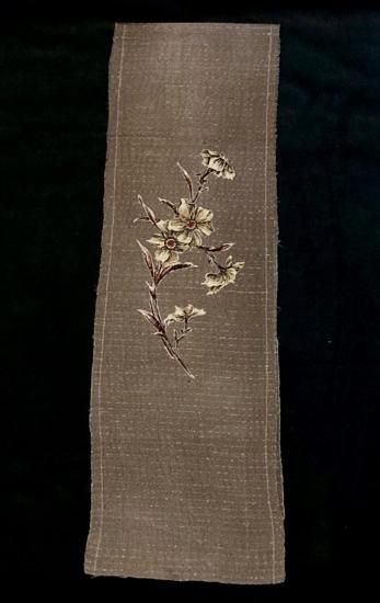 清朝　雲建刺繍雲襟飾り アンティーク 灰色 縮緬地 都忘れ文様 刺繍半襟 金通し螺鈿細工入」 - 正尚堂