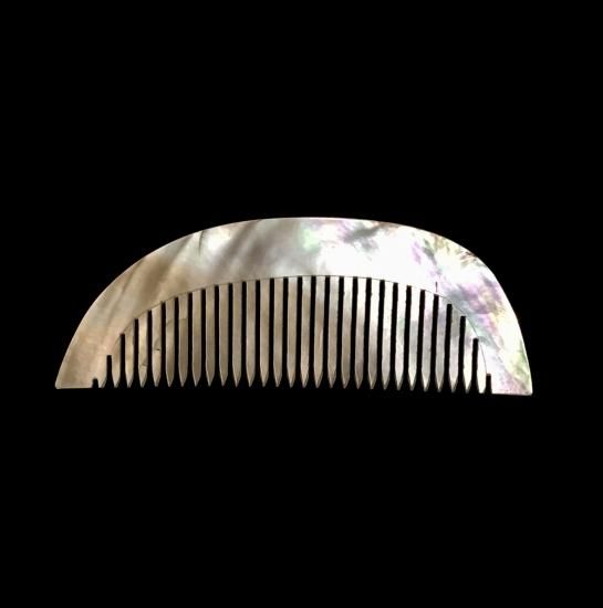 昭和レトロ。白蝶貝の鮎の飾り。 昭和レトロ。白蝶貝の鮎の飾り。
