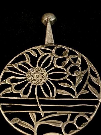 銀かんざし　花と波の模様 オリジナル箱入り 小花・木の実図 純銀製 平打ち 透かし簪」 - 正尚堂