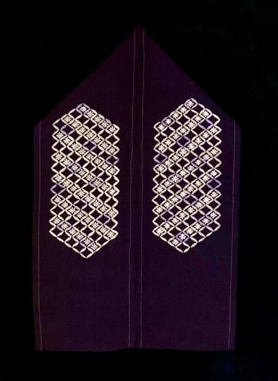 至極色 七宝繋ぎに小菊文様 アンティーク縮緬地刺繍半襟」 - 正尚堂 至極色 七宝繋ぎに小菊文様 アンティーク縮緬地刺繍半襟」 - 正尚堂