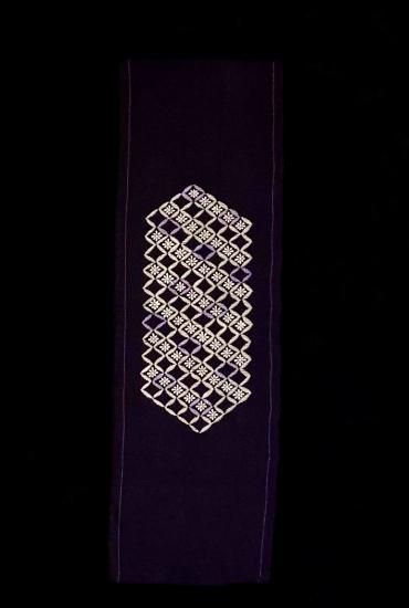至極色 七宝繋ぎに小菊文様 アンティーク縮緬地刺繍半襟」 - 正尚堂 至極色 七宝繋ぎに小菊文様 アンティーク縮緬地刺繍半襟」 - 正尚堂