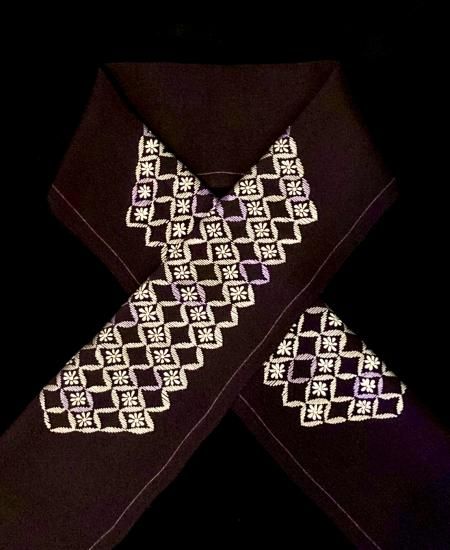 至極色 七宝繋ぎに小菊文様 アンティーク縮緬地刺繍半襟」 - 正尚堂 至極色 七宝繋ぎに小菊文様 アンティーク縮緬地刺繍半襟」 - 正尚堂
