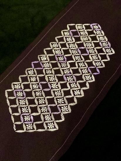 至極色 七宝繋ぎに小菊文様 アンティーク縮緬地刺繍半襟」 - 正尚堂 至極色 七宝繋ぎに小菊文様 アンティーク縮緬地刺繍半襟」 - 正尚堂