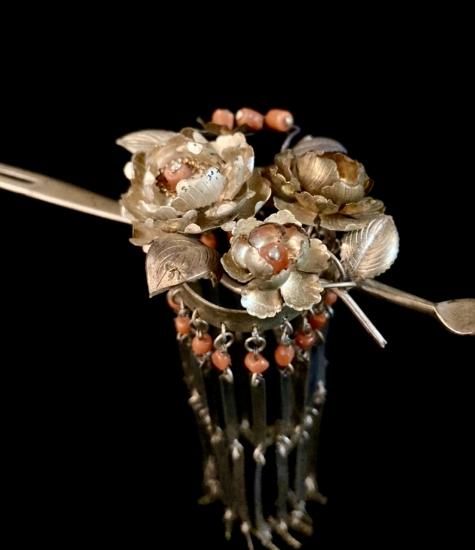 【シーズン終了特価】【新品未使用】【正絹暈し染芥子親王】【立ち雛】 牡丹図 純銀 鍍金 珊瑚 びらびら簪一対」 （びらびらが無くなっている