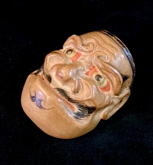 根付 顰図 在銘 木彫彩色 」(時代裂御物袋・桜皮箱付) - 正尚堂 根付 顰図 在銘 木彫彩色 」(時代裂御物袋・桜皮箱付) - 正尚堂