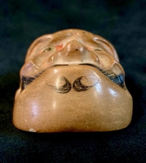 根付 顰図 在銘 木彫彩色 」(時代裂御物袋・桜皮箱付) - 正尚堂 根付 顰図 在銘 木彫彩色 」(時代裂御物袋・桜皮箱付) - 正尚堂