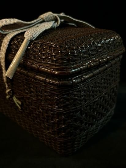 安藤 竹良斎作 唐物写 藤組茶篭 蜻蛉図金具」(共箱・時代イカット仕覆 安藤 竹良斎作 唐物写 藤組茶篭 蜻蛉図金具」(共箱・時代イカット仕覆