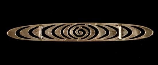 作家もの　大きな一点物帯留特集　純銀と縞瑪瑙　浮かせ彫り　ボタニカル 大須賀喬 銀彫金魚 帯留 M129｜骨董店 のびる 古美術 骨董 和風建具 蔵