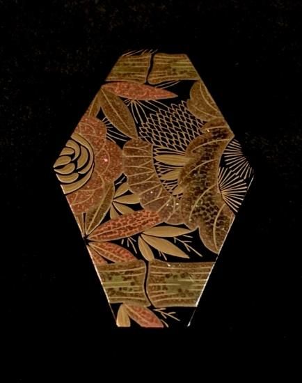 松竹梅図 本鼈甲 蒔絵 螺鈿細工 在銘 帯留」 - 正尚堂