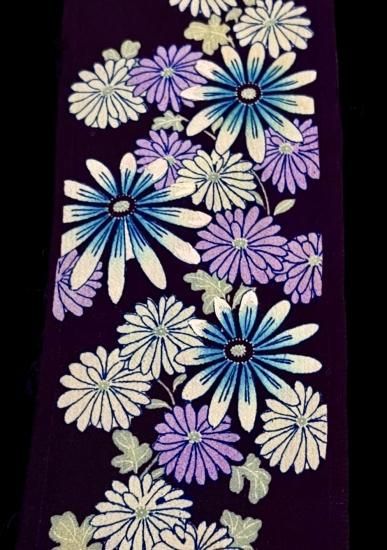 江戸紫色 縮緬地 菊文様 アンティーク刺繍 半襟」 - 正尚堂 江戸紫色 縮緬地 菊文様 アンティーク刺繍 半襟」 - 正尚堂