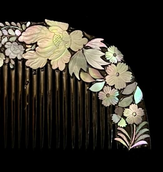 菊蒔絵 花櫛(大) (朱) - お六櫛本舗|手挽き櫛・みねばり櫛 菊蒔絵 花櫛(大) (朱) - お六櫛本舗|手挽き櫛・みねばり櫛