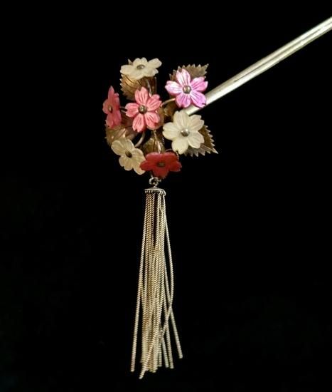 桜　目貫　銀無垢 桜図 純銀・白蝶貝 びらびら簪 二対（4本）」 - 正尚堂