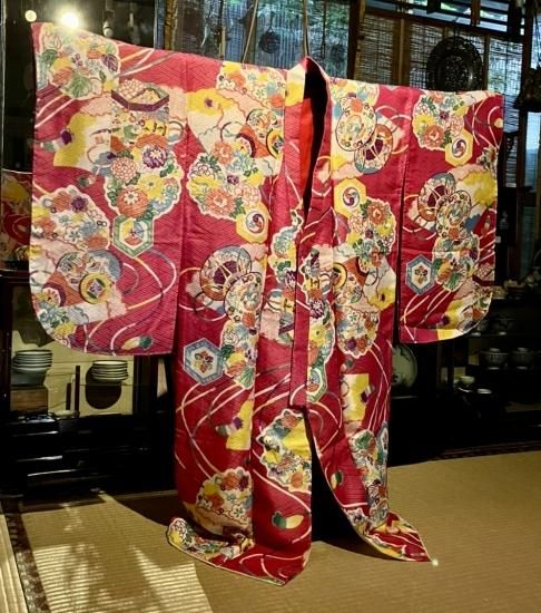 躑躅色 鼓に檜扇・ぶりぶり文様 アンティーク 綸子 四つ身 袷 躑躅色 鼓に檜扇・ぶりぶり文様 アンティーク 綸子 四つ身 袷