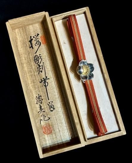 勝春作 桜図 純銀 彫金 金工 帯留」(帯締め付・共箱) - 正尚堂 勝春作 桜図 純銀 彫金 金工 帯留」(帯締め付・共箱) - 正尚堂