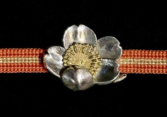 勝春作 桜図 純銀 彫金 金工 帯留」(帯締め付・共箱) - 正尚堂 勝春作 桜図 純銀 彫金 金工 帯留」(帯締め付・共箱) - 正尚堂