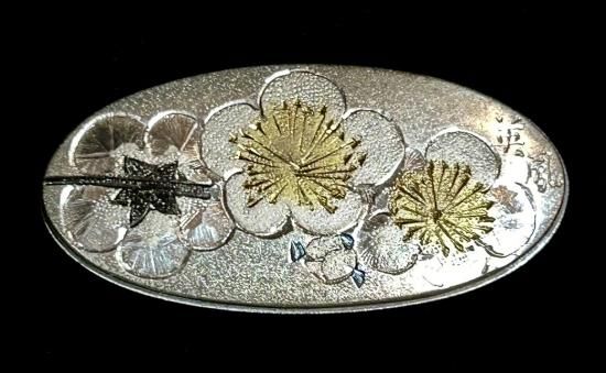 英風作 梅に裏梅図 純銀 彫金 金色絵 金工 帯留」(共箱付) - 正尚堂 英風作 梅に裏梅図 純銀 彫金 金色絵 金工 帯留」(共箱付) - 正尚堂