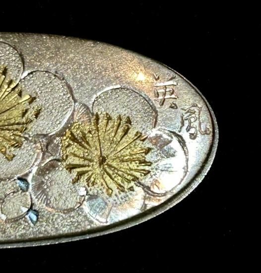英風作 梅に裏梅図 純銀 彫金 金色絵 金工 帯留」(共箱付) - 正尚堂 英風作 梅に裏梅図 純銀 彫金 金色絵 金工 帯留」(共箱付) - 正尚堂