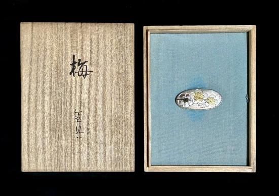 英風作 梅に裏梅図 純銀 彫金 金色絵 金工 帯留」(共箱付) - 正尚堂 英風作 梅に裏梅図 純銀 彫金 金色絵 金工 帯留」(共箱付) - 正尚堂