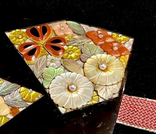 色紙に梅・椿・かたばみ・菊図 本鼈甲 芝山細工 帯留」(帯締め付