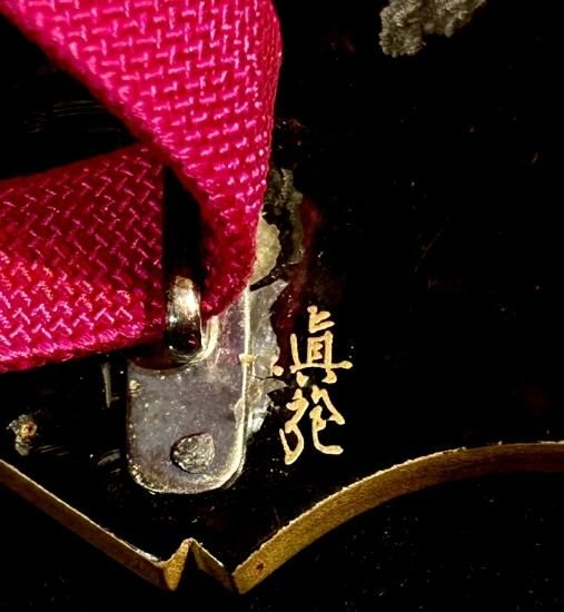 重ね扇に紅葉・桜・桔梗・撫子図 木彫 漆工 螺鈿蒔絵 在銘 帯留 重ね扇に紅葉・桜・桔梗・撫子図 木彫 漆工 螺鈿蒔絵 在銘 帯留