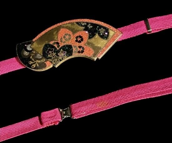 重ね扇に紅葉・桜・桔梗・撫子図 木彫 漆工 螺鈿蒔絵 在銘 帯留